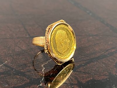 Bague type chevalière, la monture en or jaune (750‰), sertie…