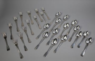 de nombreuses cuillères et fourchettes disposées sur la table