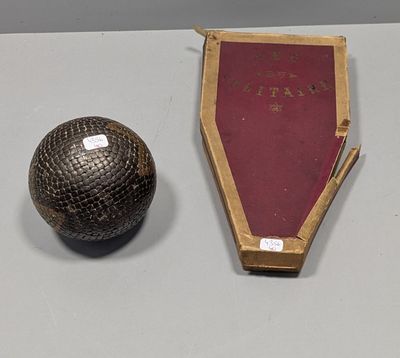 une balle et un livre posés sur une table