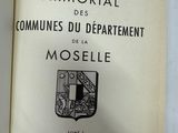 un livre ouvert posé sur une table à côté d'une tasse de café