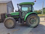 un tracteur vert garé sur un parking