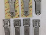 un lot de quatre pinces métalliques est empilé les unes sur les autres