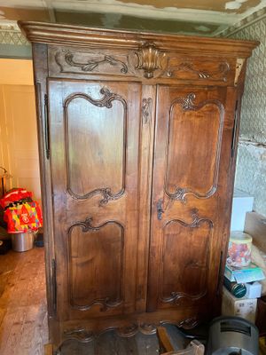 une grande armoire en bois au milieu d'une pièce
