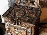 une petite boîte en bois posée sur une table