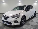 une voiture blanche est garée dans une pièce au sol à carreaux
