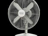 une image représentant un ventilateur blanc posé sur un pied, sur fond noir