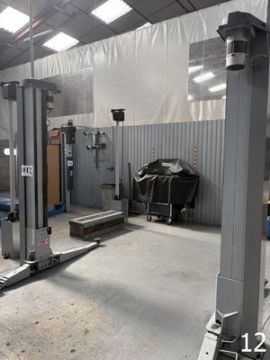 une photo d'un garage rempli de matériel