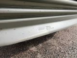 un gros plan du pare-chocs d'une voiture garée sur le bord de la route