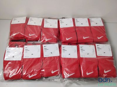 lot de chaussettes Nike Dri-Fit rouges dans des sachets en plastique