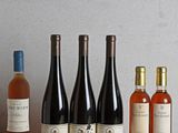 plusieurs bouteilles de vin sont alignées sur une table en bois