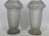 deux vases posés sur une table