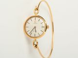 un gros plan d'une montre-bracelet en or avec un bracelet