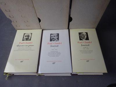 trois livres posés sur une table l'un à côté de l'autre