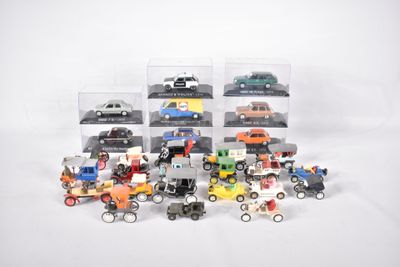 un grand nombre de voitures-jouets dans une vitrine