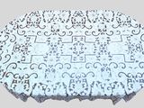 une photo d'une table ronde recouverte d'une nappe à motifs blancs et noirs