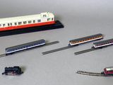 un petit train sur la table, avec d'autres petits trains sur la table