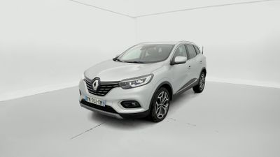 Une voiture blanche est garée dans une pièce blanche.