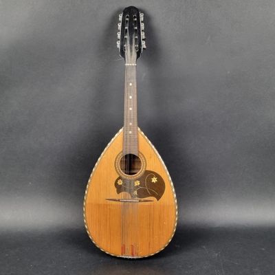 un gros plan d'une guitare sur fond noir