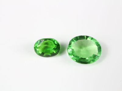 une paire de tourmalines vertes sur un fond blanc