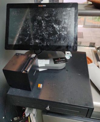 un écran d'ordinateur posé sur un bureau