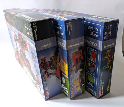 trois boîtes de jeux Nintendo Wii posées sur une table