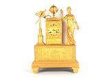 une horloge en or posée sur une table
