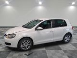 la voiture blanche est garée dans le garage sur le sol en damier