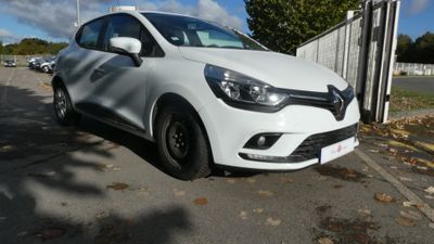 la voiture blanche est garée sur le côté de la route