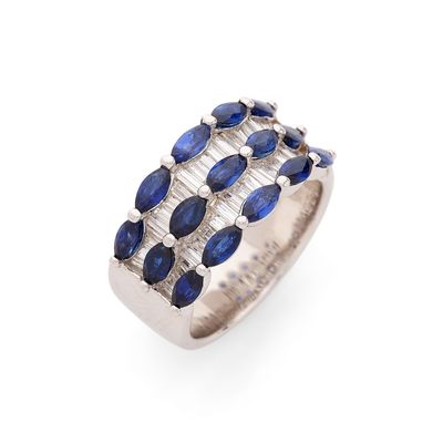 un gros plan d'une bague ornée de pierres bleues