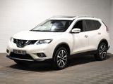 Le SUV Nissan blanc est garé dans une pièce blanche.