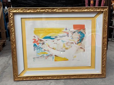 tableau représentant une femme allongée sur le dos, dans un cadre doré
