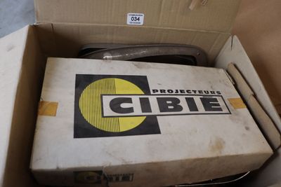 une boîte en carton sur laquelle figure une autre boîte avec un logo