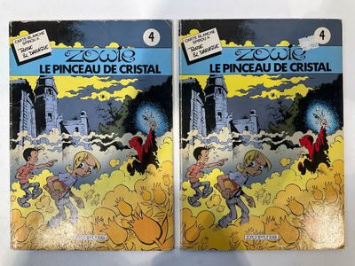 deux livres posés sur une table blanche, sur fond blanc