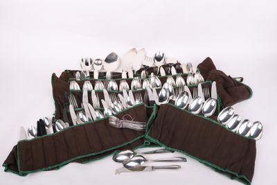 de nombreuses cuillères et couverts dans un coffret marron et vert