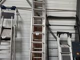 many ladders that are sitting in a garage