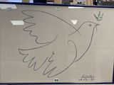 une photo d'un dessin représentant un oiseau sur un tableau blanc