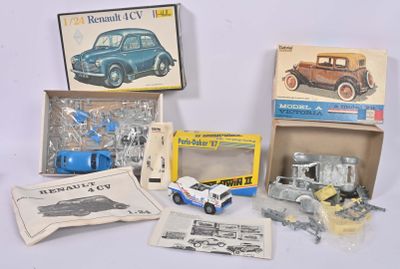 une boîte de petites voitures et d'autres jouets posée sur une table