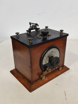 une horloge en bois à l'ancienne posée sur une table blanche