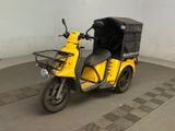 un scooter jaune avec une selle noire dans un garage
