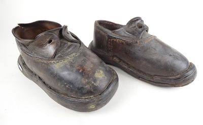 une paire de vieilles chaussures usées sur fond blanc
