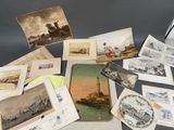 un lot de vieilles cartes postales posées sur une table