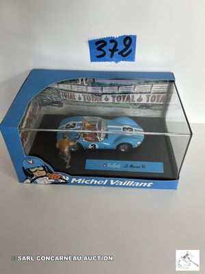 une image représentant une petite voiture bleue dans une boîte, avec une étiquette de prix