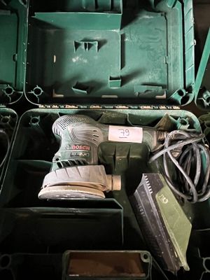 une mallette verte contenant des outils et une paire de chaussures
