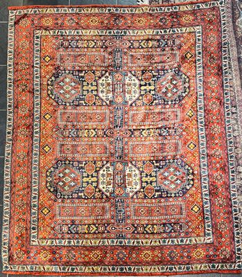un ancien tapis persan à motifs rouges et bleus