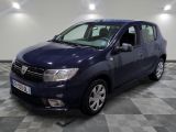 la photo d'une voiture bleue garée dans un garage