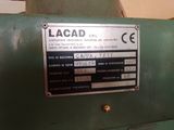 l'image d'une machine posée sur une table