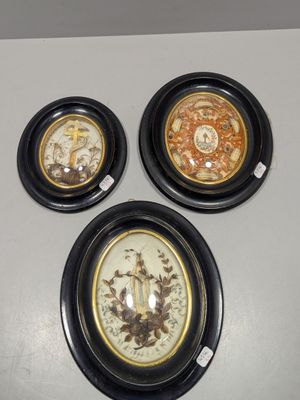 trois assiettes à motifs différents sur une surface blanche
