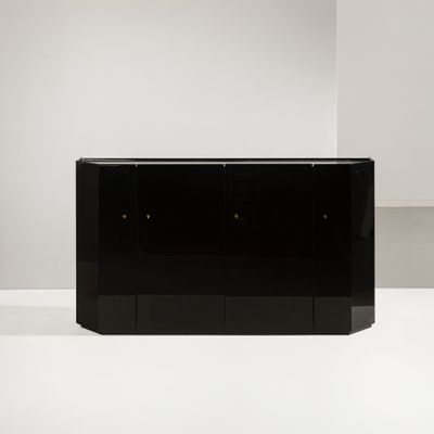 un buffet noir à trois portes et trois tiroirs dans une pièce blanche