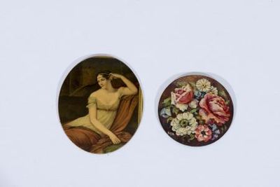 deux photos d'une femme assise sur une chaise