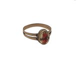 Gros plan sur une bague ornée d'une pierre rouge